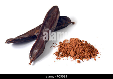 Mature baccelli di carruba e polvere di carruba, può essere usato come un sostituto per il cacao Foto Stock