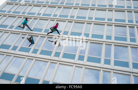 La folla a guardare il Bandaloop verticale gruppo di danza di eseguire durante la Reykjavik Arts Festival, Islanda. Foto Stock