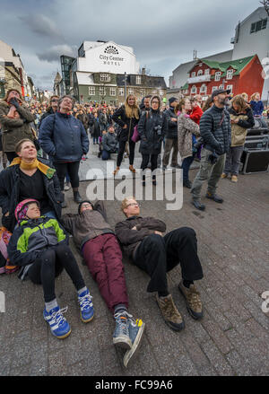 La folla a guardare il Bandaloop verticale gruppo di danza di eseguire durante la Reykjavik Arts Festival, Islanda. Foto Stock