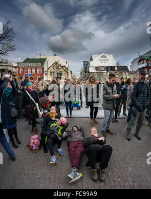 La folla a guardare il Bandaloop verticale gruppo di danza di eseguire durante la Reykjavik Arts Festival, Islanda. Foto Stock