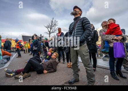 La folla a guardare il Bandaloop verticale gruppo di danza di eseguire durante la Reykjavik Arts Festival, Islanda. Foto Stock