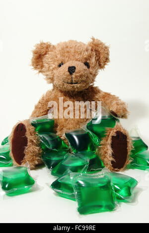 Un bambino giocattolo orsacchiotto si siede da liquido biologico detergente per bucato in capsule - REGNO UNITO, 2015 Foto Stock