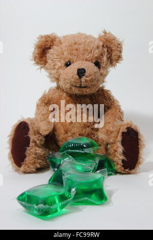 Un bambino giocattolo orsacchiotto si siede da liquido biologico detergente per bucato in capsule - REGNO UNITO, 2015 Foto Stock