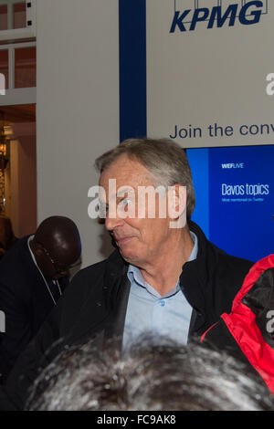 Davos, in Svizzera. Il 20 gennaio, 2016. Immagine: Tony Blair (ex primo ministro, UK) entrando in Hotel Steigenberger Belvedere presso il WEF di Davos mercoledì Jan 20, 2016 Credit: dpa picture alliance/Alamy Live News Foto Stock