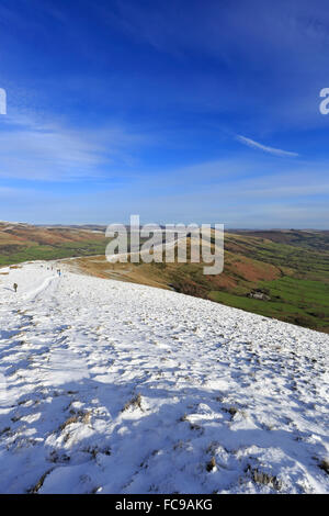 Walkers sulla coperta di neve grande Ridge e Mam Tor nei pressi di Castleton, Derbyshire, Parco Nazionale di Peak District, Inghilterra, Regno Unito. Foto Stock