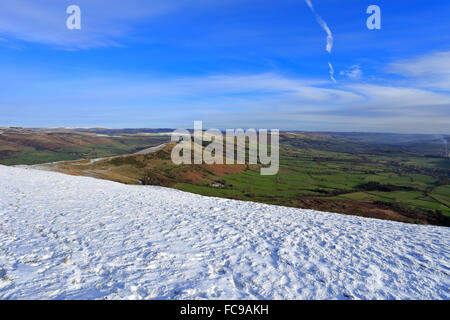 Il grande Ridge e vale di Castleton da coperta di neve Mam Tor nei pressi di Castleton, Derbyshire, Parco Nazionale di Peak District, Inghilterra, Regno Unito. Foto Stock