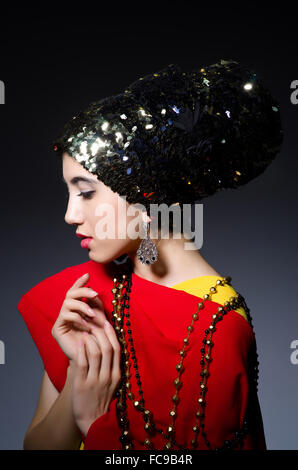 La donna nel concetto di moda in studio scuro Foto Stock