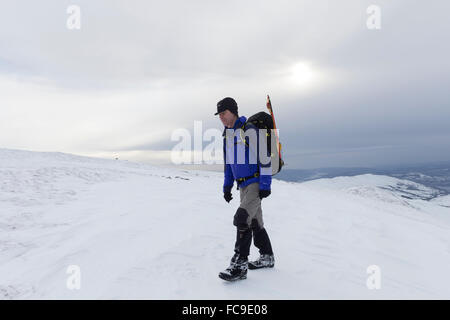 Walker su pendenze superiori di Caudale Moor in peggioramento meteo, Lake District Cumbria Regno Unito Foto Stock