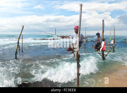 I pescatori locali sulla Memory Stick™ nell Oceano indiano, Sri lanka Foto Stock