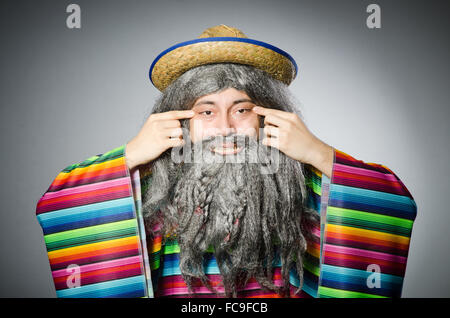 Persona che indossa sombrero hat nel concetto di divertenti Foto Stock