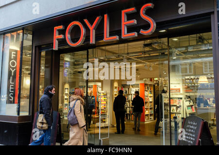 Esterno del Foyles bookshop, Charing Cross Road, Londra, Regno Unito Foto Stock