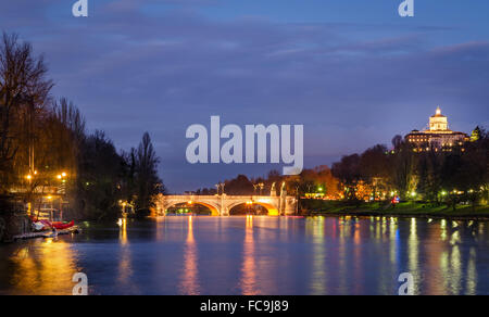 Torino panorama notturno sul fiume Po al blue ora Foto Stock