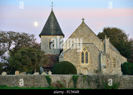 La chiesa normanna di San Pietro e di san Paolo nella luce della sera a West Wittering, West Sussex, in Inghilterra, Regno Unito Foto Stock