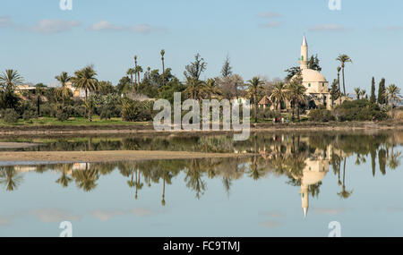 Famoso Hala sultan Tekke santuario musulmano moschea si trova vicino al lago salato di Larnaca a Cipro Foto Stock