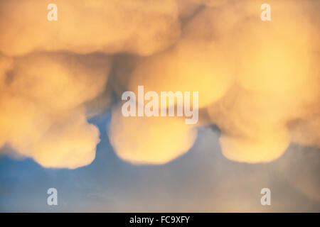 Cumulus mammato Cumulonimbus mamma nuvole presso la sera Inghilterra UK Europa Foto Stock