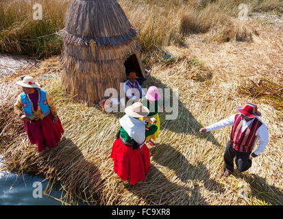 Gli isolani su Uros Foto Stock