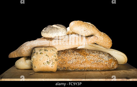 Nero a turno isolato pretzel pane Foto Stock
