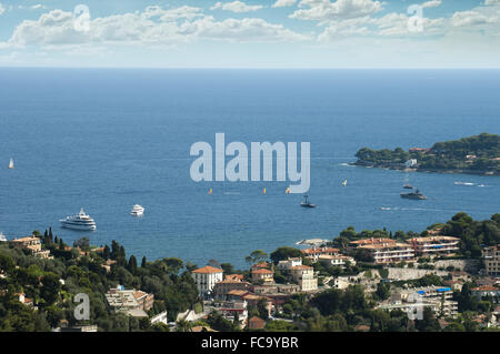 Vista su Monaco e molti yacht nella baia Foto Stock