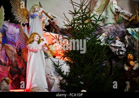Molto grande natale presepi. Trumpeting angeli Foto Stock