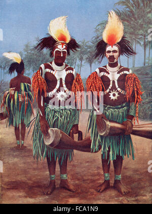 I danzatori del fiume Fly Regione, Papua Nuova Guinea, Oceania in tipico costume tradizionale. Dopo un secolo xix illustrazione. Foto Stock