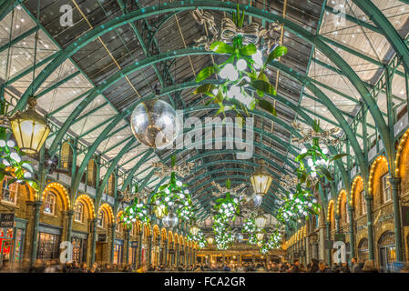 Il Covent Garden di Londra, Regno Unito - 14 novembre 2015 - 'Meet Me sotto il vischio' decorazioni di Natale da Michael Howells Foto Stock