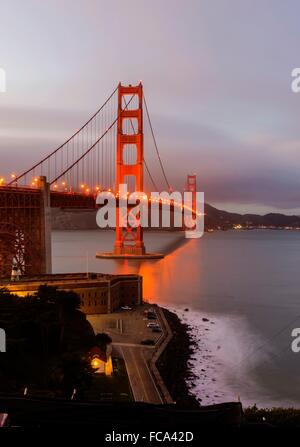 La celebre San Francisco Golden Gate Bridge in California, Stati Uniti d'America. Una lunga esposizione di Fort Point, la baia e Foto Stock