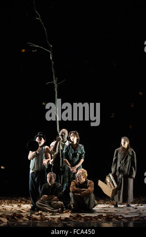 Amburgo, Germania. Xxi gen, 2016. Gli attori (l-r) Bert Luppes (Jim Casy), Kristof van Boven (Tom Joad), Nick Monu (Pa) Joad, Marina Galic (Ma Joad), Rafael Stachowiak (zio John) e Maria Shulga (Rose) sul palco durante una foto prova per Fruechte des Zorns (le uve di ira) presso il Teatro Thalia ad Amburgo, Germania, 21 gennaio 2016. Il Luc Perceval produzione, basato sul romanzo di John Steinbeck, anteprime presso il Teatro Thalia il 23 gennaio 2016. Foto: CHRISTIAN CHARISIUS/DPA/Alamy Live News Foto Stock