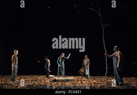 Amburgo, Germania. Xxi gen, 2016. Gli attori (l-r) Rafael Stachowiak (Zio Joan), Bert Luppes (Jim Casy), Marina Galic (Madre Joad), Maria Shulga (Rose) und Nick Monu (Padre Joad) sul palco durante una foto prova per Fruechte des Zorns (le uve di ira) presso il Teatro Thalia ad Amburgo, Germania, 21 gennaio 2016. Il Luc Perceval produzione, basato sul romanzo di John Steinbeck, anteprime presso il Teatro Thalia il 23 gennaio 2016. Foto: CHRISTIAN CHARISIUS/DPA/Alamy Live News Foto Stock