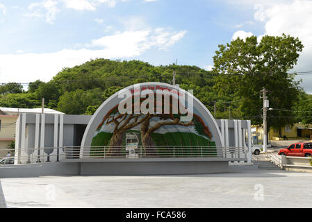 Flamboyant murale all'interno di un bandshell (teatro) nella piazza centrale di Penuelas, Puerto Rico. Isola dei caraibi. Territorio statunitense. Foto Stock