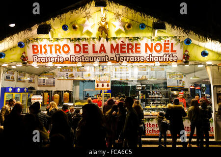 Bistro brasserie al Champs Elysee, outdoor mercatino di natale di notte a Parigi, Francia. Foto Stock