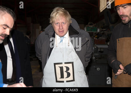 Edmonton, REGNO UNITO, 21 gennaio 2016, Londra Mayor Boris Johnson, mette su un grembiule come egli prove fuori Londra la più grande apertura di credito worksho: Keith Larby/Alamy Live News Foto Stock