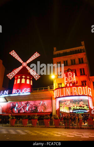 Moulin Rouge Paris night club, cabaret di notte, Pigalle, Boulevard de Clichy, Parigi, Francia. Foto Stock