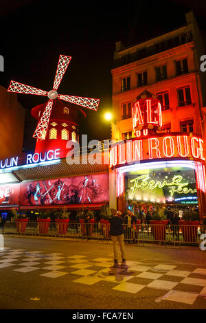 Moulin Rouge Paris night club, cabaret di notte, Pigalle, Boulevard de Clichy, Parigi, Francia. Foto Stock