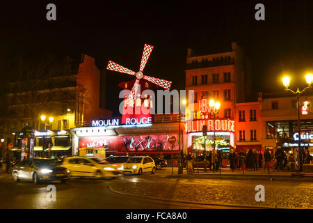 Moulin Rouge Paris night club, cabaret di notte, Pigalle, Boulevard de Clichy, Parigi, Francia. Foto Stock