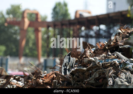 Pila di rottame di ferro e la gru Foto Stock
