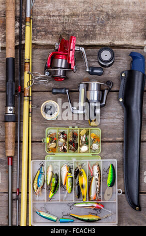 Varie la pesca affronta per viaggio su sfondo di tavole di legno Foto Stock