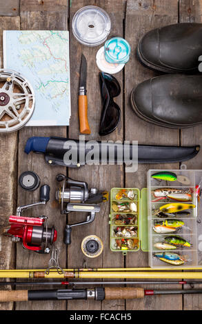 Varie la pesca affronta per viaggio su sfondo di tavole di legno Foto Stock