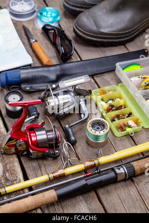 Varie la pesca affronta per viaggio su sfondo di tavole di legno Foto Stock