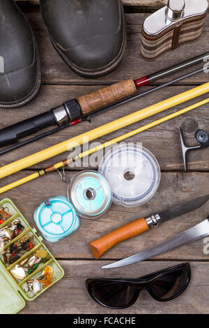 Varie la pesca affronta per viaggio su sfondo di tavole di legno Foto Stock