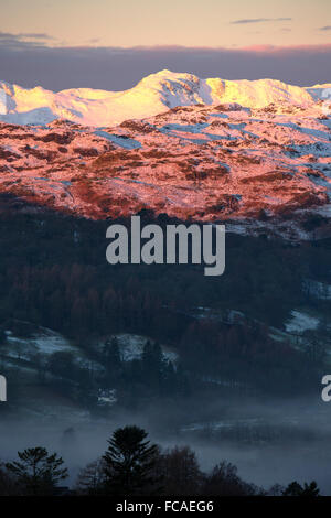 Al mattino la prima luce all'alba sulla prua cadde, Crinkle Crags e Langdale Pikes, Lake District, UK, adottate il 20 gennaio 2016. Foto Stock