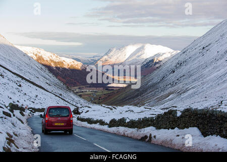 Un discendente auto Kirkstone Pass verso Ullswater nel distretto del lago, UK. Foto Stock