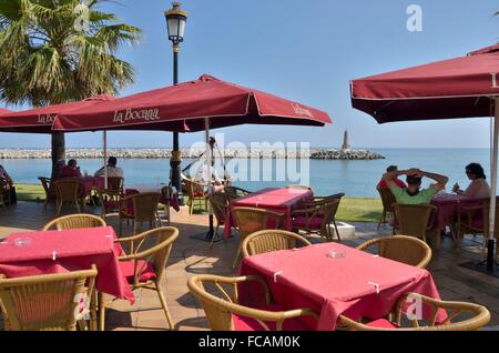 La gente seduta in un bar di Puerto Banus, una marina si trova a Marbella, Spagna Foto Stock