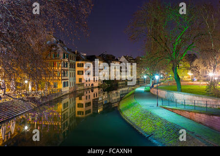 Quartiere Petite France di notte si riflette nelle acque del fiume Ill, Alsace Francia Foto Stock