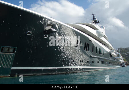 Un super yacht ancorati nei Caraibi. Foto Stock