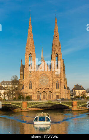 Escursione in barca sul fiume Ill e San Paolo chiesa protestante, Strasburgo, Alsazia, Francia Foto Stock