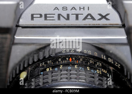 In alto di un Asahi Pentax K1000 Telecamera che mostra segni di lente. Foto Stock