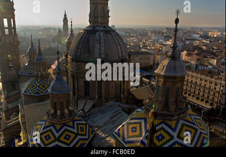 Saragozza, Aragona, Spagna: Basilica di Nuestra Señora del Pilar con la torre campanaria di 'La Seo' Foto Stock