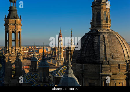 Saragozza, Aragona, Spagna: Basilica di Nuestra Señora del Pilar con la torre campanaria di 'La Seo' Foto Stock