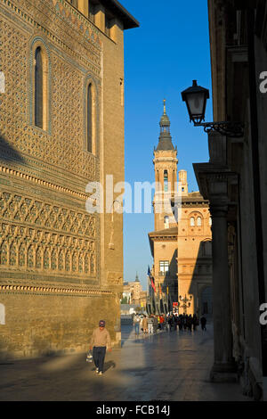 Saragozza, Aragona, Spagna: il muro di la Parroquieta in 'La Seo', con la Basilica del Pilar in background Foto Stock