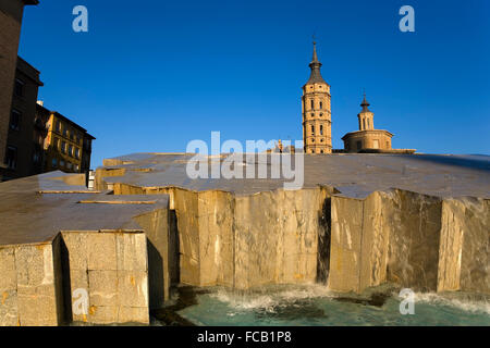 Saragozza, Aragona, Spagna: San Juan de los Panetes, come si vede dalla fonte de la Hispanidad della Plaza del Pilar Foto Stock